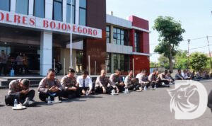 Kapolres Bojonegoro AKBP Mario Prahatinto makan bersama anggota