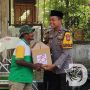 Polres Lumajang Peduli Sesama, Salurkan Bansos ke Jukir dan Abang Becak
