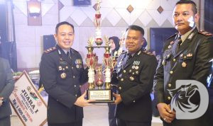 Kapolres Gresik AKBP Adhitya Panji Anom serahkan piala lomba