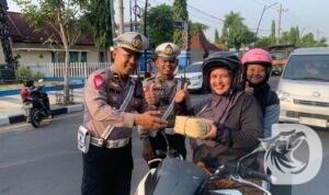 Satlantas Polres Bojonegoro beri paket tempe garit di Operasi Patuh Semeru