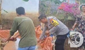 Polsek Kedungjajang beri bantuan air bersih ke warga Lumajang