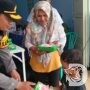 Polresta Sidoarjo Tarik Minat Masyarakat Datang ke TPS dan Bagikan Makanan