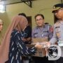 Polres Ngawi Bagi Makanan Sehat ke Warga di TPS