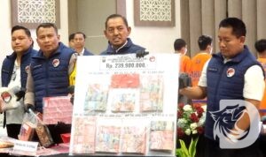 Dirresnarkoba Polda Jatim Kombes Pol Robert Da Costa didampingi Kabid Humas Polda Jatim Kombes Pol Dirmanto dan Tim Ditresnarkoba Polda Jatim