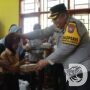 Kapolres Pamekasan Bagikan Makan Siang Bergizi di SLB PGRI