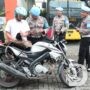 Tingkatkan Disiplin, Propam Polres Gresik Cek Kelengkapan Pribadi