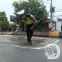 Satlantas Polres Situbondo Tandai Jalan Berlubang di Jalur Pantura Jelang Nataru