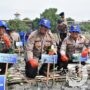 Polda Jatim bersama Polres Gresik Tanam Bibit Mangrove di Desa Lumpur