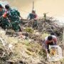 Polres Ponorogo dan TNI Pasca Banjir Bersihkan Sungai Jembatan Tempuran