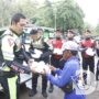 Kapolres Situbondo Patroli Kamtibmas Sambil Berbagi Nasi di Wisata Pasir Putih