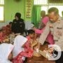Program Asta Cita, Polres Probolinggo Bagi Makanan Bergizi ke SD Gejugan