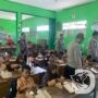 Polres Nganjuk Bagikan Makan Siang Bergizi ke SDN 1 Wilangan