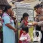 Peduli Sesama di Jum’at Berkah, Polsek Taman Berbagi Nasi Kotak ke Warga