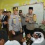 Kapolres Gresik dan Bupati Bagikan Makan Bergizi di SDN-71 Cerme