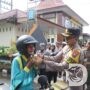 Kamseltibcarlantas, Polres Trenggalek Gelar Operasi Keselamatan Semeru dan Bagi Helm Gratis