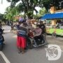 Polsek Sidayu Gunakan Becak Bagikan Nasi Bungkus Gratis