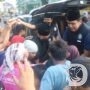 Satresnarkoba Polres Tanjung Perak Bagi Takjil di Jalan Kunti Surabaya