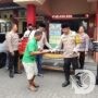 Polsek Asemrowo di Bulan Suci Bagikan Takjil untuk Masyarakat