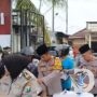 Bulan Penuh Berkah, Polsek Krembangan Bagikan 100 Paket Takjil ke Warga Surabaya