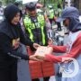 Polres Bojonegoro Bagi Takjil dan Sosialisasikan Hotline 110 Mudik Aman