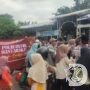 Satintelkam Polres Tanjung Perak Bagikan 200 Takjil di Serambi Ampel Surabaya