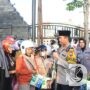 Kapolres Bojonegoro bersama Polwan Berbagi Takjil ke Masyarakat