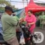 Bhayangkari Bojonegoro dan Persit KCK 0813 Bagikan Takjil ke Masyarakat