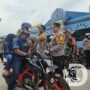 Dukung Keselamatan Berlalulintas, Kapolres Blitar Bagi Helm saat Arus Balik Lebaran