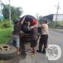 Polsek Menganti Bantu Sopir Truk Ganti Ban Hindari Kemacetan