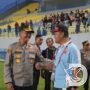 Penonton Sepakbola Diapresiasi Kapolres Gresik di Semifinal Madura United vs Svay Rieng