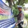Tingkatkan Kesadaran, Satlantas Polres Gresik Pasang Banner Bahaya Menyalip dari Kiri
