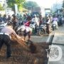 Polsek Driyorejo Cegah Lakalantas, Tambal Jalan Berlubang Penghubung Gresik-Sidoarjo