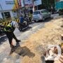Satlantas Polres Gresik Bersihkan Tumpahan Minyak, Cegah Kecelakaan Lalulintas