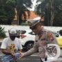 Satlantas Polres Gresik Jum’at Berkah, Bagi Makanan ke Tukang Becak
