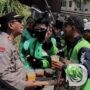 Driver Ojol di Jember Gelar Aksi Damai, Polisi Kawal dan Berbagi Minuman