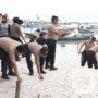 Sambut Hari Bhayangkara ke-79, Polres Tanjung Perak Gelar Baksos dengan Bersihkan Pantai