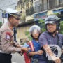 Operasi Patuh Semeru, Satlantas Polres Ponorogo Sosialisasi dan Beri Cinderamata ke Pengendara