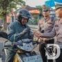 Satlantas Polres Jember Bagi Coklat di Operasi Patuh Semeru 2025