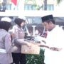Srikandi Giri Polres Gresik, Atur Lalin dan Bagi Makanan di Hari Jum’at