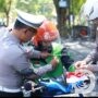 Satlantas Polres Gresik Bagi Pin dan Bendera Merah Putih di GKB