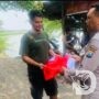 Polsek Cerme Jaga Semangat Nasionalisme, Bagikan Bendera Merah Putih ke Warga