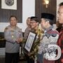 Kapolrestabes Surabaya Beri Penghargaan Kapolsek Wonokromo dan Toga Tomas Jaga Kamtibmas