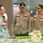 Kapolda Jatim Irjen Pol Drs. Nanang Avianto didampingi Kapolres Gresik AKBP Rovan Richard Mahenu tinjau KEK JIIPE