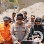 Polres Magetan bersama Tim SAR Gabungan Evakuasi Longsor di Tambang Trosono