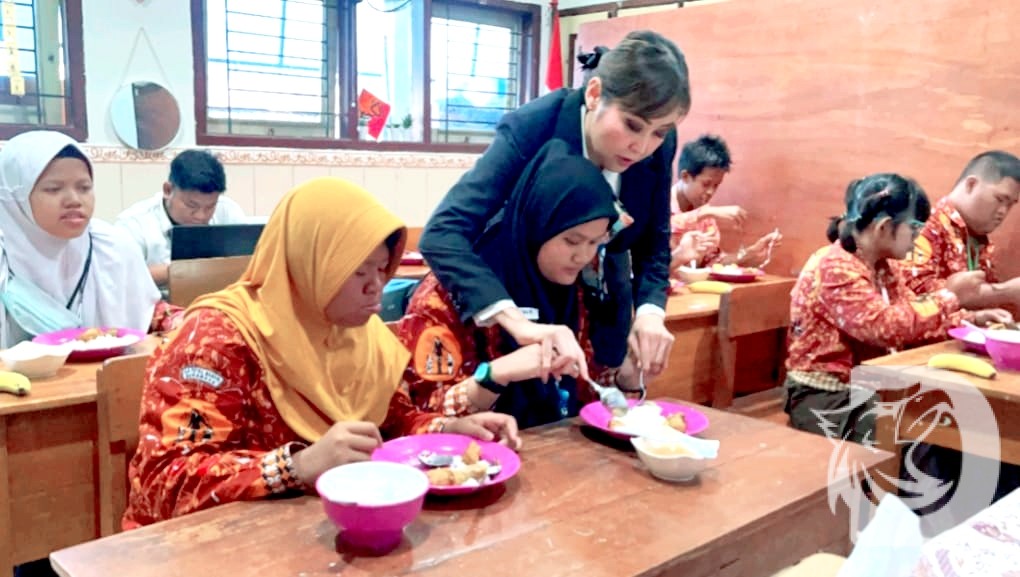 Pendampingan table manner dan pola gizi sehat Isi Piringku, bersama S2 PLB FIP UNESA
