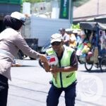 Satlantas Polres Gresik bagi makanan di Jum'at Berkah