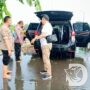 Polsek Driyorejo Evakuasi Pengendara Terjebak Banjir