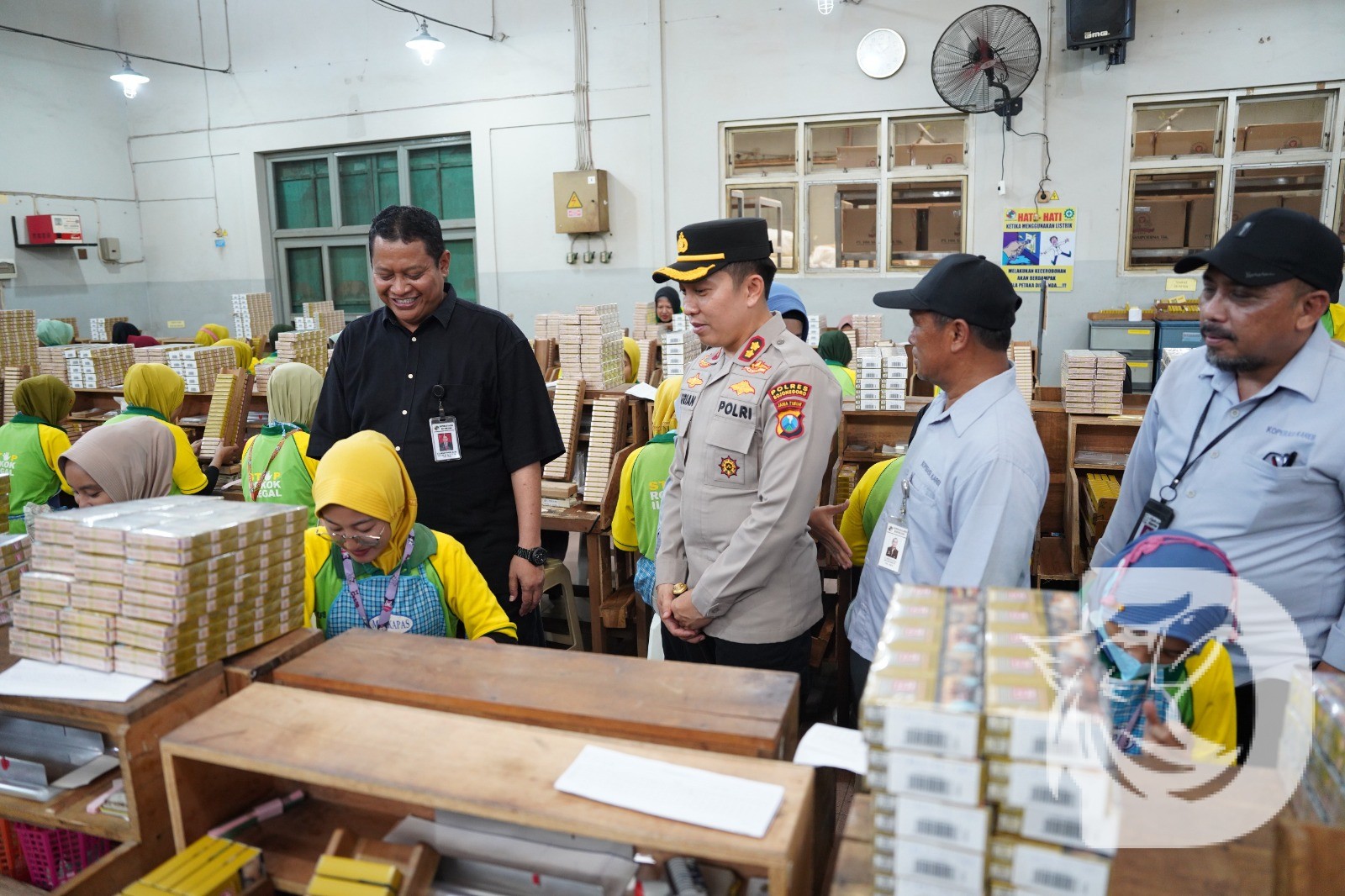 Kapolres Bojonegoro AKBP Afrian Satya Permadi cek pekerja di Mitra Produksi Sigaret