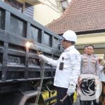 Kapolresta Banyuwangi Kombespol Rama Samtama Putra saat pemotongan bak dump truk