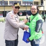 Polres Pelabuhan Tanjung Perak Surabaya dan Komunitas Ojol gelar Apel Kamtibmas